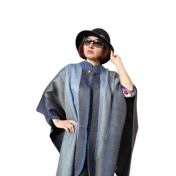 New Baby Alpaca wool unisex Periwinkle cape hand made in the Andes - Picture 2 of 4